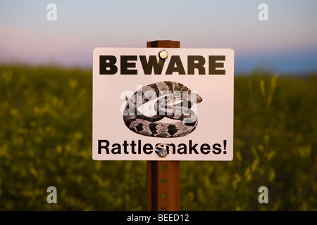 Attenzione di rattlesnakes segno di avvertimento nel Parco nazionale Badlands, Dakota del Sud Foto Stock