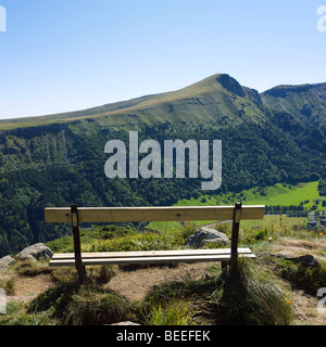Bench si affaccia sul massiccio del Sancy. Auvergne. La Francia. Foto Stock