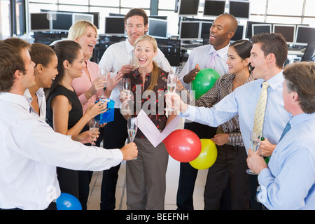 Stock Traders celebrando in ufficio Foto Stock