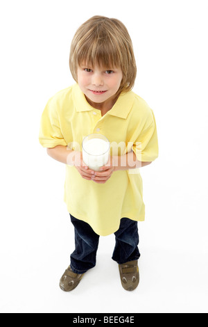 Ritratto in studio di sorridere Boy tenendo un bicchiere di latte Foto Stock