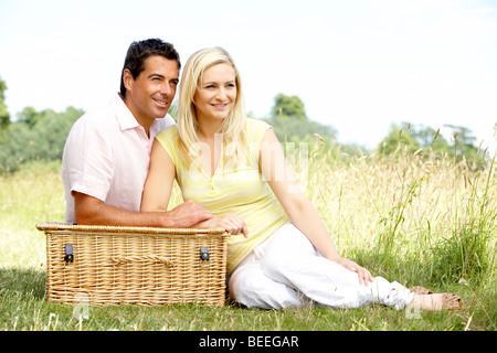 Coppia giovane avente picnic in campagna Foto Stock