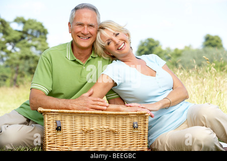 Coppia matura avente picnic in campagna Foto Stock