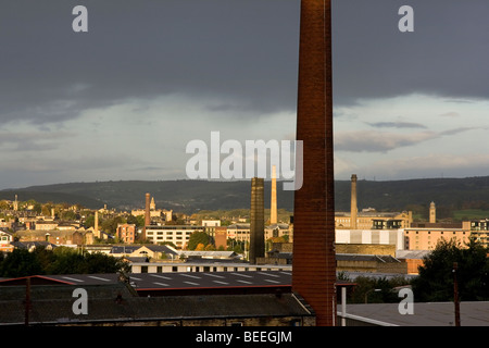 La fabbrica e il mulino di camini di Shipley e Saltaire sono un ricordo del passato industriale di Bradford, West Yorkshire Foto Stock