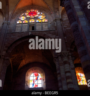 Brioude. basilica di San Giuliano. Vetrate realizzate da padre Kim in Joong . Dipartimento Haute Loire. Alvernia Rodano Alpes. Francia Foto Stock