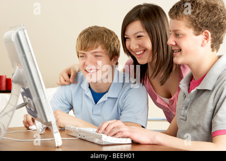 Gli adolescenti sul computer di casa Foto Stock