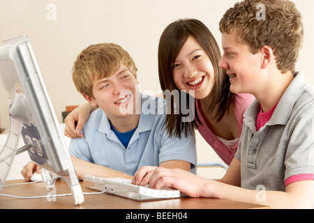 Gli adolescenti sul computer di casa Foto Stock