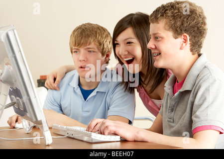 Gli adolescenti sul computer di casa Foto Stock