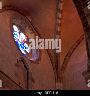 Brioude. basilica di San Giuliano. Vetrate realizzate da padre Kim in Joong . Dipartimento Haute Loire. Alvernia Rodano Alpes. Francia Foto Stock