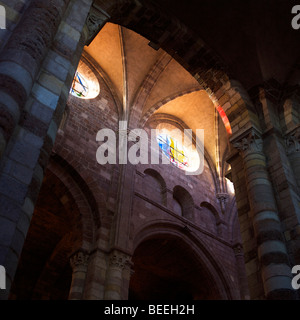 Brioude. basilica di San Giuliano. Vetrate realizzate da padre Kim in Joong . Dipartimento Haute Loire. Alvernia Rodano Alpes. Francia Foto Stock