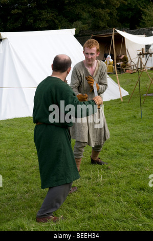 Medievale inglese re-enactors lotta con la spada sul display in Castleton nel distretto di Peak Derbyshire Inghilterra Foto Stock