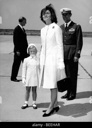 La First Lady Jackie Kennedy e Caroline all aeroporto Foto Stock