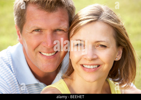 In prossimità della coppia di mezza età all'aperto Foto Stock
