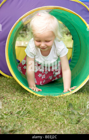 Due giovani ragazzi giocare in bici Foto Stock