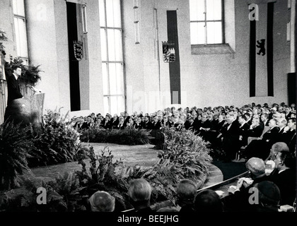 Il presidente statunitense John Fitzgerald Kennedy parla durante la sua visita in Germania Ovest Foto Stock