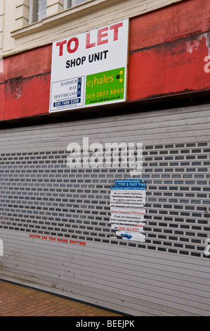 Negozio chiuso parzializzato e lasciare nel centro della città di Neath South Wales UK Foto Stock