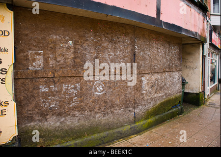 Saliti fino ai negozi chiusi e intavolato shop in Neath South Wales UK Foto Stock