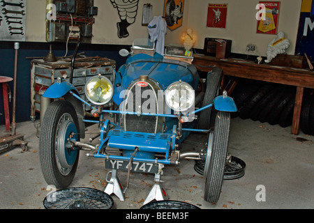 Bugatti in riparazione in garage in Inghilterra Foto Stock