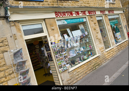 Esterno del Post Office nel villaggio Costwold di Bourton sull'acqua Gloucestershire England Regno Unito Foto Stock