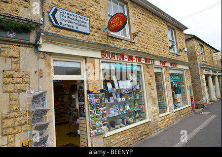 Esterno del Post Office nel villaggio Costwold di Bourton sull'acqua Gloucestershire England Regno Unito Foto Stock