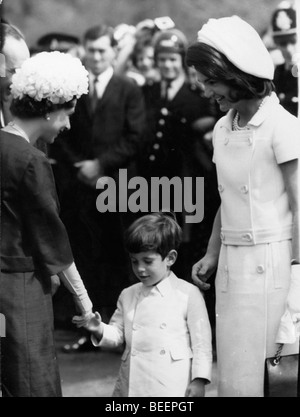 John Kennedy Jr. incontra Elisabetta II con mom Jackie Foto Stock