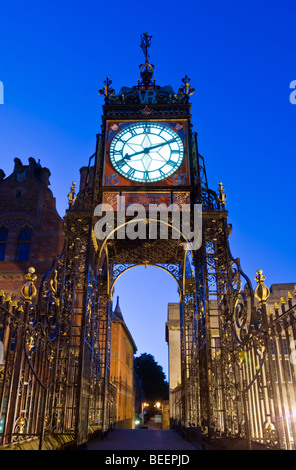 Il Victorian Eastgate Clock sulle mura della città di notte, Chester, Cheshire, Inghilterra, Regno Unito Foto Stock