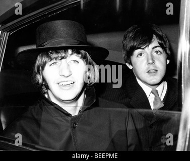 I Beatles Ringo Starr e Paul McCartney in auto Foto Stock