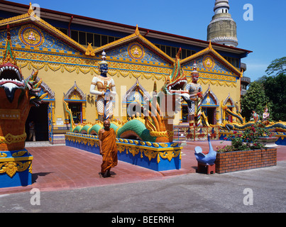 Monaco buddista di Wat Chaiya Mangkalaram - gli ornati Tempio del Buddha reclinato di George Town, capitale dello stato di Penang Foto Stock