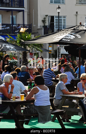 La folla rilassarsi presso la parata durante la Cowes Week, Isle of Wight, England, Regno Unito Foto Stock