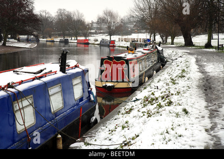 Battelli nella neve, ormeggiato sul fiume Cam, inverno, Cambridge, Inghilterra, Regno Unito Foto Stock