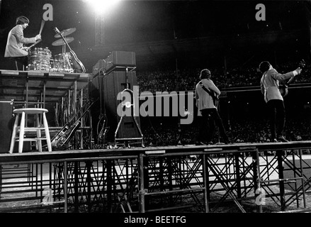 I Beatles durante un concerto presso lo Shea Stadium Foto Stock