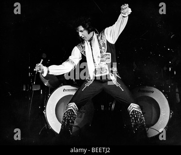 Il cantante Elvis Presley esegue a Madison Square Garden Foto Stock