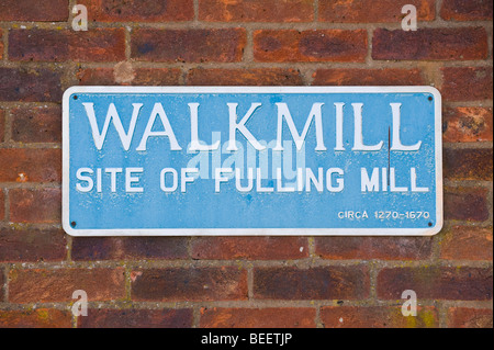 Sito WALKMILL DI Fulling Mill Street segno blu chiaro con la scritta in bianco fissato ad un muro di mattoni di Ludlow Shropshire England Regno Unito Foto Stock