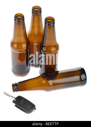 Le bottiglie da birra vuote con le chiavi dell'auto Foto Stock