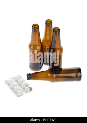 Le bottiglie da birra vuote con le Pillole Foto Stock