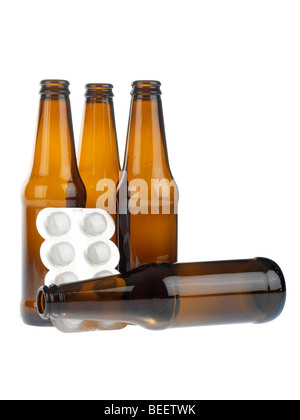 Le bottiglie da birra vuote con le Pillole Foto Stock