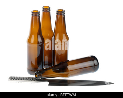 Svuotare le bottiglie di birra con il coltello di grandi dimensioni Foto Stock