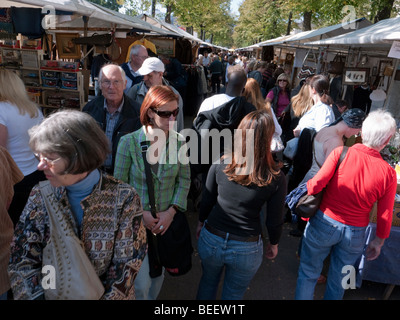 Weekend il mercato dell'antiquariato a Strasse des 17 Juni in Tiergarten di Berlino Foto Stock