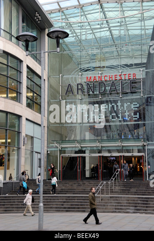 Gli acquirenti al di fuori del Manchester Arndale Centre, il principale centro per lo shopping a Manchester in Inghilterra, Regno Unito Foto Stock