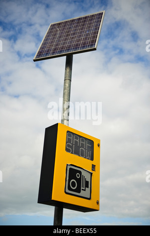 Un solare velocità nel traffico dei display di avvertimento e fotocamera in Wales UK Foto Stock