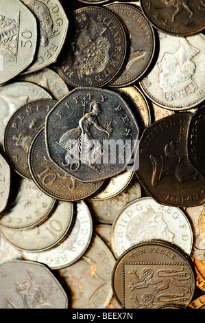 Pila di monete assortiti UK denaro in contante di conio delle monete in valuta argento Foto Stock
