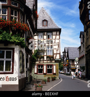 Altes casa (casa antica) - un antico telaio di legno casa che si affaccia sul mercato nella città del vino di Bacharach Foto Stock