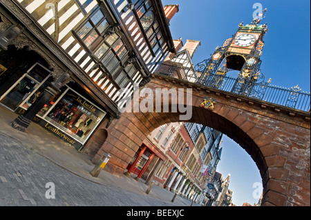 Il Victorian Eastgate Clock sulle mura della città, Eastgate Street, Chester, Cheshire, Inghilterra, Regno Unito Foto Stock