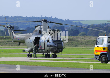 RAF ,Royal Air Force ,Puma elicottero ,il rifornimento di carburante , aeroporto ,Shoreham via mare nave cisterna Foto Stock