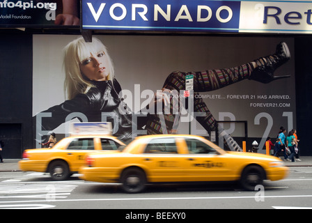 Un segno che pubblicizza un eterno 21 store è in movimento nello spazio lasciato libero da Virgin Megastore di Times Square a New York Foto Stock