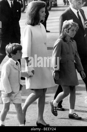1003034 (900324) Jacqueline ( ) di Jackie Kennedy, mit ihren Kinder Sohn John F. (Fitzgerald Kennedy Junior (6 Jahre) und Tochter