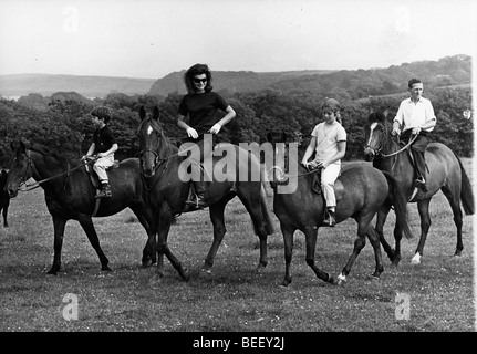 Jacqueline Kennedy in sella ai cavalli nel paese con i suoi bambini Foto Stock