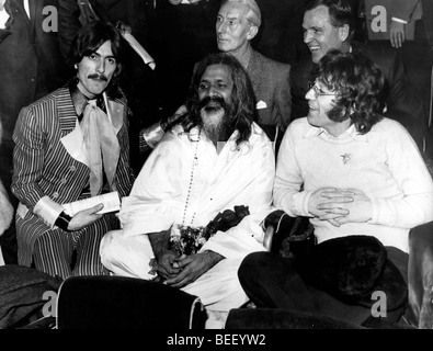 George Harrison e John Lennon con Maharishi Mahesh Yogi all annuale di Gala UNICEF Foto Stock