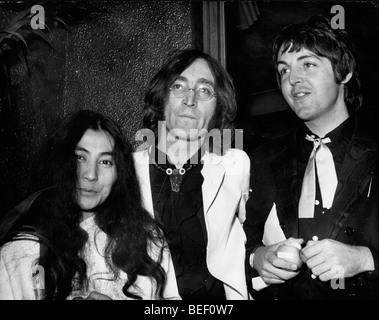 John Lennon e Paul McCartney e Yoko Ono Foto Stock