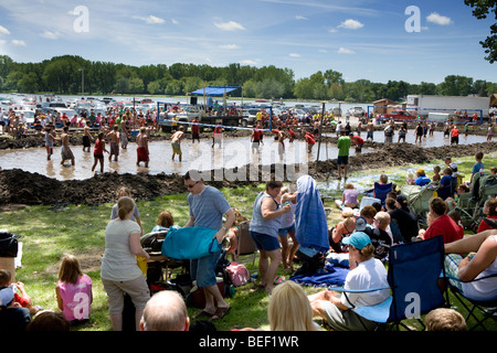 Il fango pallavolo gioco ad un festival dell'acqua in Lakeview, Iowa Foto Stock