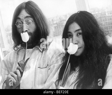 Beatle John Lennon e Yoko Ono sentire il profumo dei fiori Foto Stock